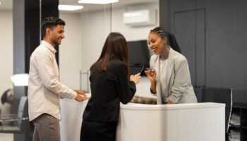 Como a gestão terceirizada da recepção pode transformar a primeira impressão do seu negócio