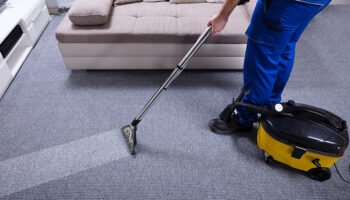 Como limpar o carpete do escritório corretamente?