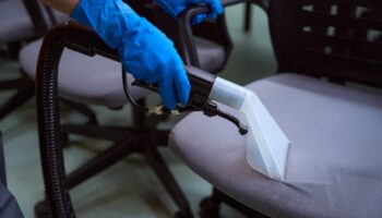 Como funciona a higienização de cadeiras e sofás corporativos